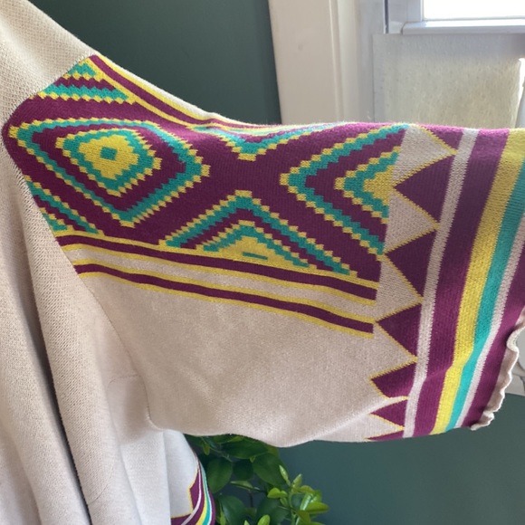 Womens Oversized patterns poncho sweater with bat sleeves - Picture 4 of 7